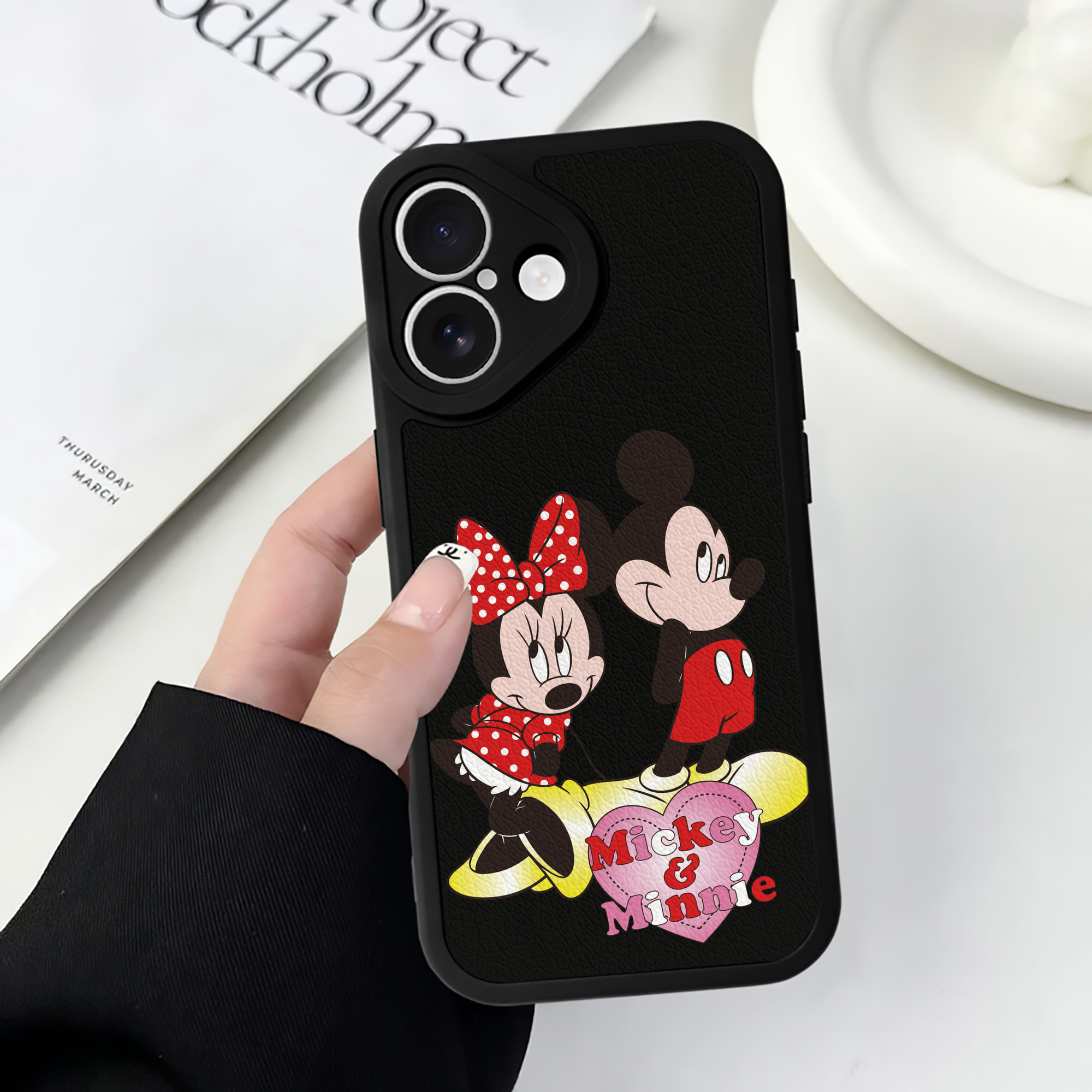 （画像用） ミッキーマウス Mickey Mouse 【iPhone 16シリーズ対応】シリコンスマホケース（レザー調） 材質：シリコン